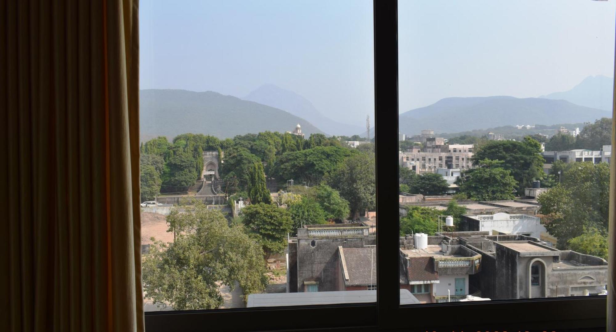 Leela Bizotel Junagadh Εξωτερικό φωτογραφία